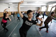 安徽淮北:80后舞蹈班男教师10元一节课弘扬