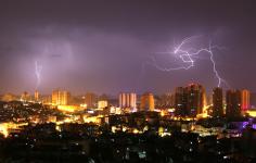 贵州安顺:遭遇雷阵雨天气_卢维