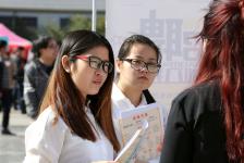 河南安阳:税收宣传现身校园双选会