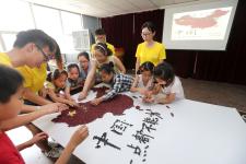 江苏南通:谷物拼地图进行爱国主义教育_新闻