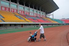 陕西:安康市体育场早间免费向市民开放_新闻
