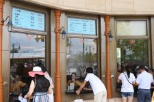 上海迪士尼9月起启用平日票 工作日比周末便宜