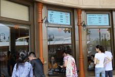 上海迪士尼9月起启用平日票 工作日比周末便宜