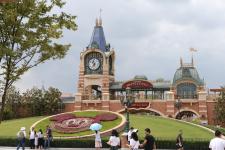 上海迪士尼9月起启用平日票 工作日比周末便宜