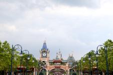 上海迪士尼9月起启用平日票 工作日比周末便宜