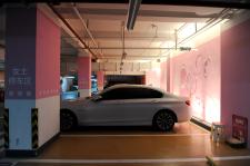 某停车场出现女士停车区 设置有SOS呼救器_新