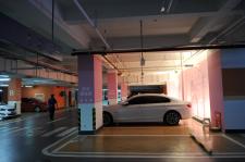 某停车场出现女士停车区 设置有SOS呼救器_新