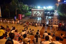 陕西安康:体育场露天公映红色电影 数百群众享