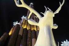 安徽芜湖:18米高原木圣诞鹿造型亮相街头