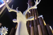 安徽芜湖:18米高原木圣诞鹿造型亮相街头