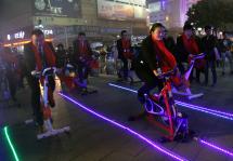 安徽芜湖:18米高原木圣诞鹿造型亮相街头