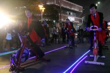 安徽芜湖:18米高原木圣诞鹿造型亮相街头