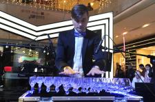 趣闻:南京商演外国演员用玻璃杯演奏出美妙的