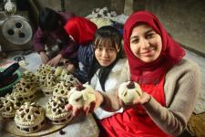 山东聊城:留学生学做花糕体验中国面食文化魅