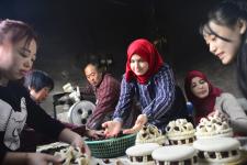 山东聊城:留学生学做花糕体验中国面食文化魅