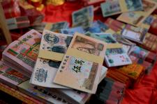 江苏连云港:乡村集市现一百万元冥币 图案逼真