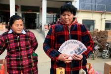 江苏连云港:乡村集市现一百万元冥币 图案逼真