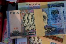 江苏连云港:乡村集市现一百万元冥币 图案逼真