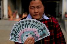 江苏连云港:乡村集市现一百万元冥币 图案逼真