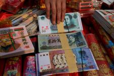 江苏连云港:乡村集市现一百万元冥币 图案逼真