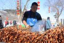 实拍东北吉林庙会特色小吃 看着就馋人