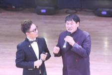 大衣哥朱之文学说甘肃话 把莫马达说成么