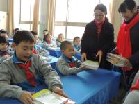 西宁青海:五四小学迎来新学期开学第一天_新闻a学期的作文小学生父母图片