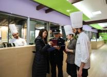 安徽铜陵:民警上门服务 方便外籍人员