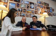 安徽铜陵:民警上门服务 方便外籍人员