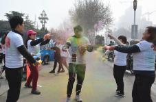 河北邯郸彩虹跑倡全民健身 俊男靓女尽情奔跑