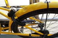 郑州:共享单车成小学生玩具 撬锁后横冲直撞冲