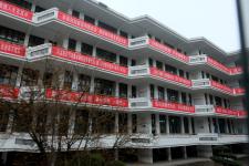 2017年高考倒计时 湖南常德一中学挂出壮观励