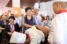 保定虎振技校雕刻和绝活脊背切土豆丝亮相保定