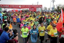 中化杯2017连云港徐圩国际马拉松赛鸣枪开跑