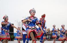 重庆黔江举办土家族摆手舞大赛_新闻