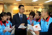 北京:《志愿服务条例》即将施行 志愿者学习热