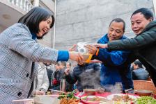 陕西安康:众邻里吃红薯话友情 农家院里提前上