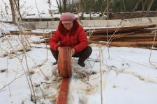 湖北襄阳:五旬挖藕人-5℃寒冰里挖藕,妻子怕出