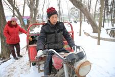 湖北襄阳:五旬挖藕人-5℃寒冰里挖藕,妻子怕出