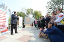 安徽合肥:宪法广场上,老党员为社区居民解读新