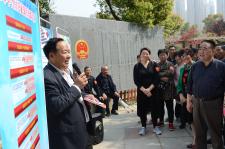 安徽合肥:宪法广场上,老党员为社区居民解读新
