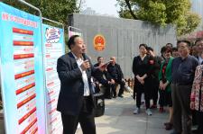 安徽合肥:宪法广场上,老党员为社区居民解读新