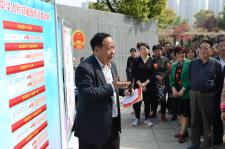 安徽合肥:宪法广场上,老党员为社区居民解读新