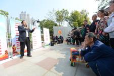 安徽合肥:宪法广场上,老党员为社区居民解读新