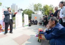 安徽合肥:宪法广场上,老党员为社区居民解读新