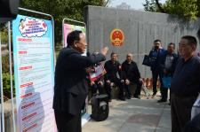 安徽合肥:宪法广场上,老党员为社区居民解读新