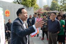 安徽合肥:宪法广场上,老党员为社区居民解读新