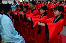 山东曲阜:660名学生行拜师礼 感受传统文化(