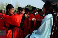山东曲阜:660名学生行拜师礼 感受传统文化(