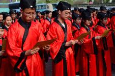 山东曲阜:660名学生行拜师礼 感受传统文化(